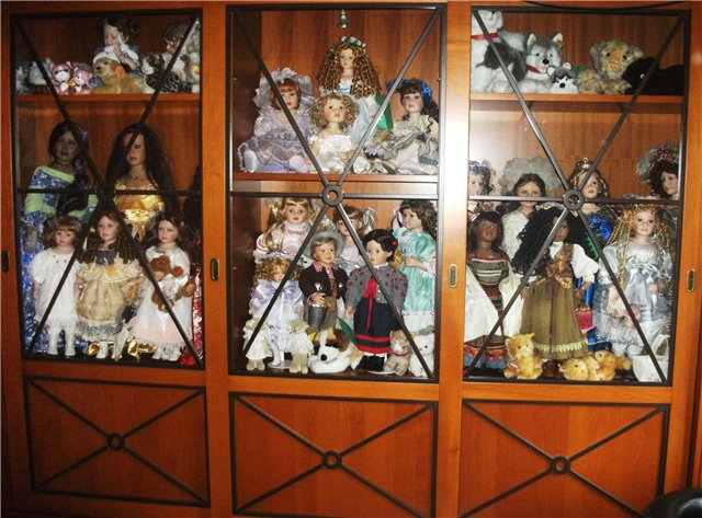 Продолжаю рассказ о моей коллекции: на этот раз фарфор в шкафу