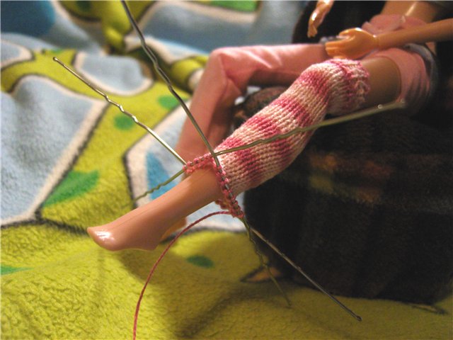 Связаные на шпильках наряды для маленьких кукол