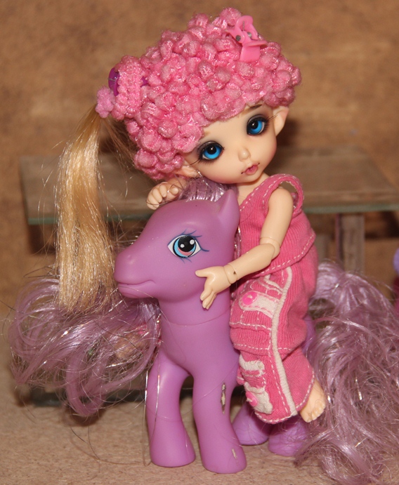 Ребенок всегда поможет разобрать игрушки (фото 8)