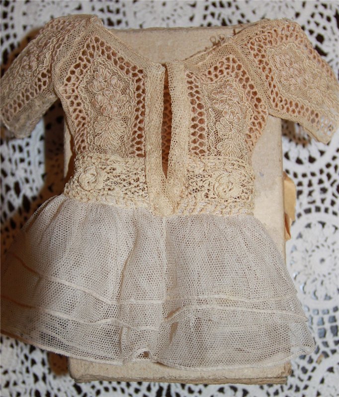 "Meine Tochter ist 6" Антикварный гардероб для карманной куколки (фото 9)