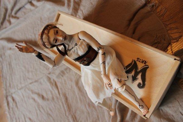 Нейбл провожает сестренку к новым друзьям. Шарнирные авторские куклы (фото 7)