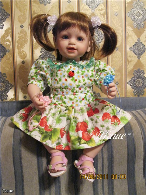 Клубничное настроение среди зимы или "вкусные" платья для виниловых малышек | Бэйбики Клубничное настроение среди зимы или "вкусные" платья для виниловых малышек (фото 3)