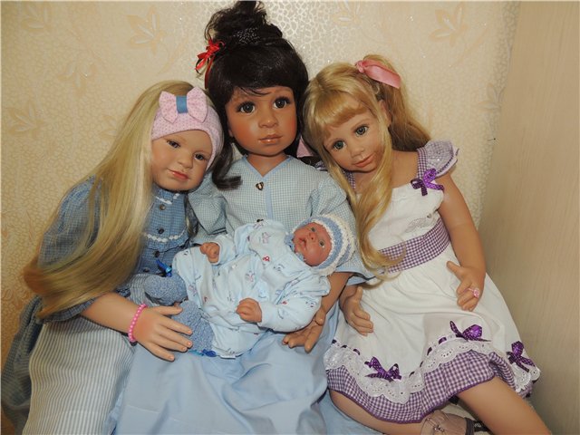 Две сестрички от Памелы Эрфф и их подружки