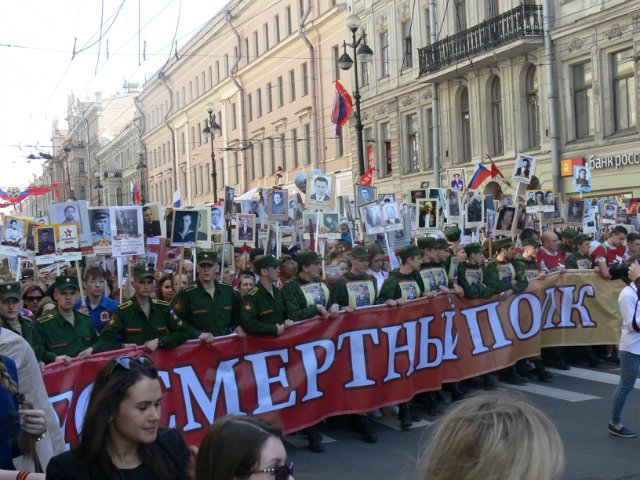 Праздник Победы и шествие Бессмертного полка в Санкт Петербурге с девчонками Gotz (фото 4)