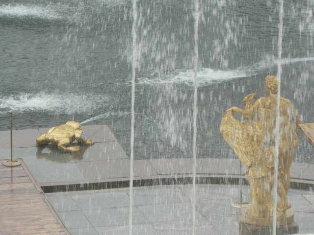 Тучи брызг моря.... Петергоф (фото 6)