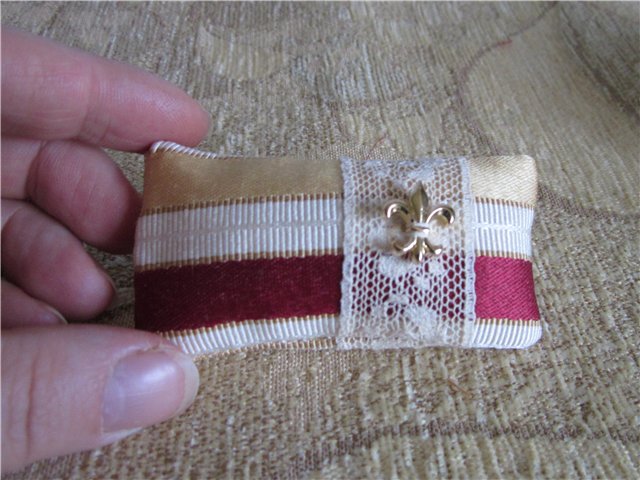 Комплект интерьерных подушек 1:6 и декорирование кукольного кресла (фото 5)