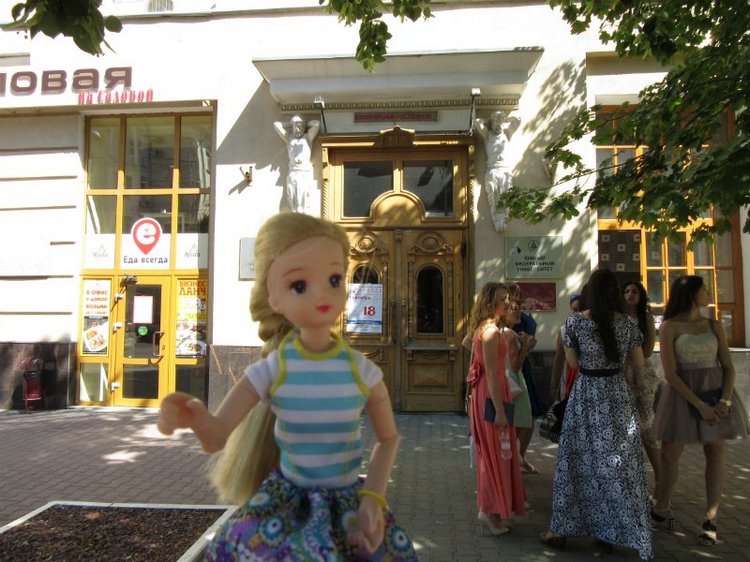 Всё я делаю с Хеленой...и диплом получаю тоже :)