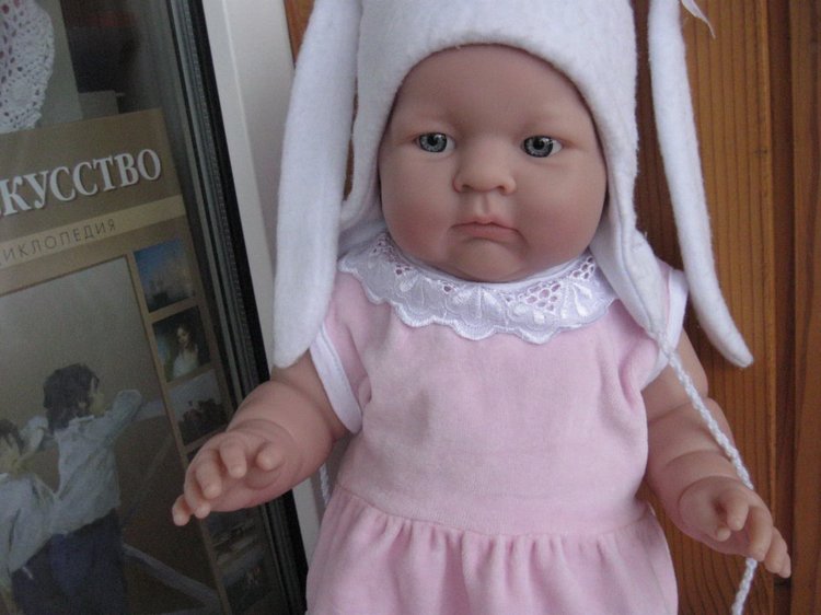 Маленькая Евочка любит наряжаться