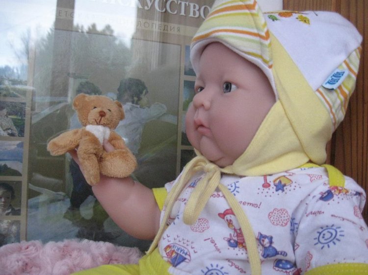 Маленькая Евочка любит наряжаться