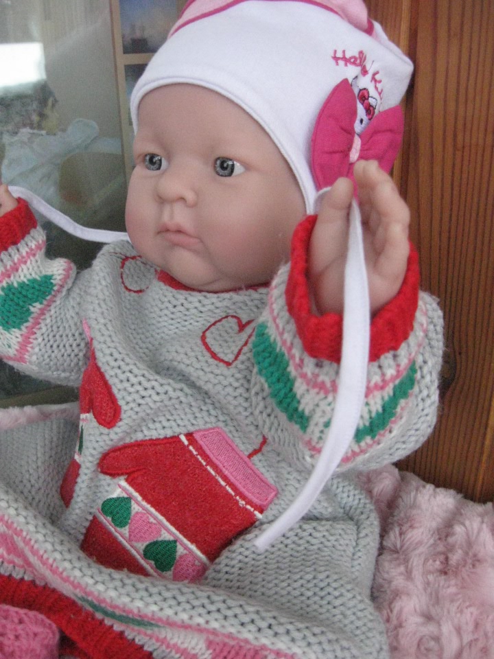 Маленькая Евочка любит наряжаться