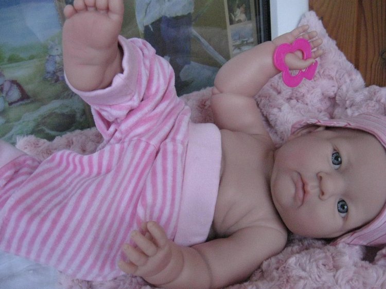 Маленькая Евочка любит наряжаться