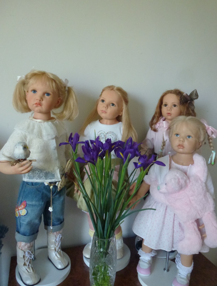 Живые цветы и куклы! С наступающим праздником