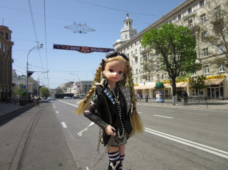 Первое мая. Сложно быть бунтарем, когда ты - милая девочка