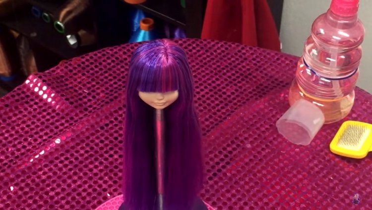 Выстригаем красиво чёлочку кукле (фото 9)