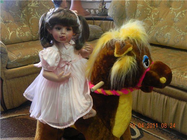 У пони длинная челка, из нежного шелка