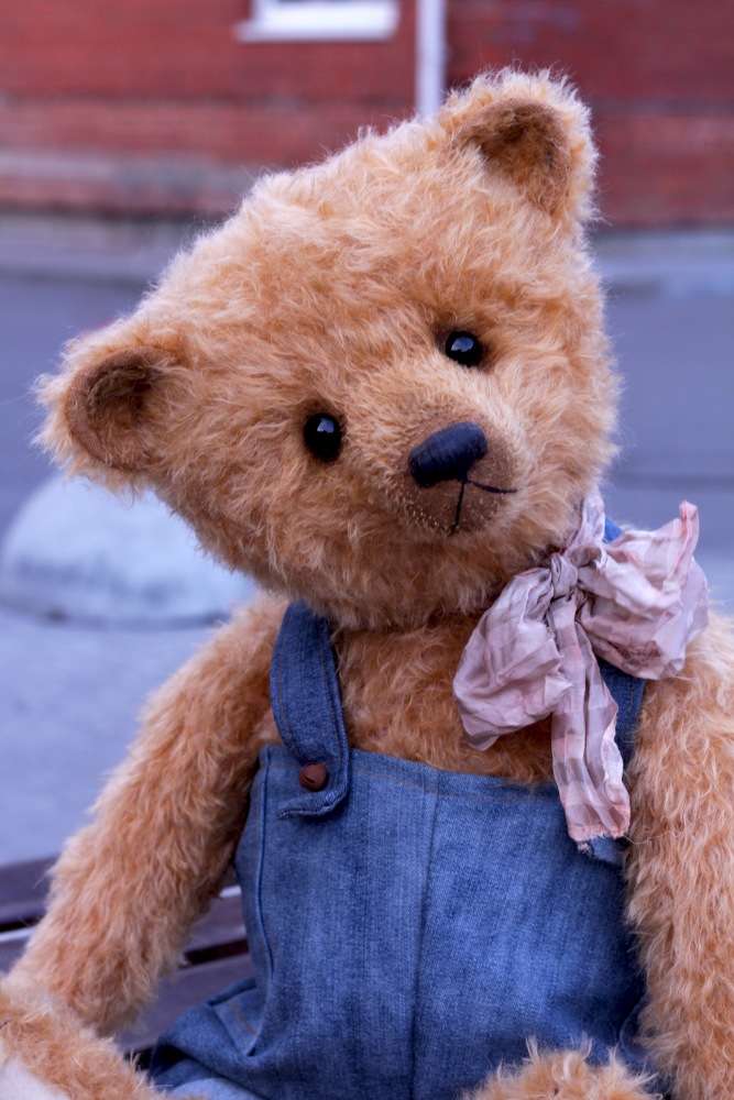 Большой мишка тедди на прогулке