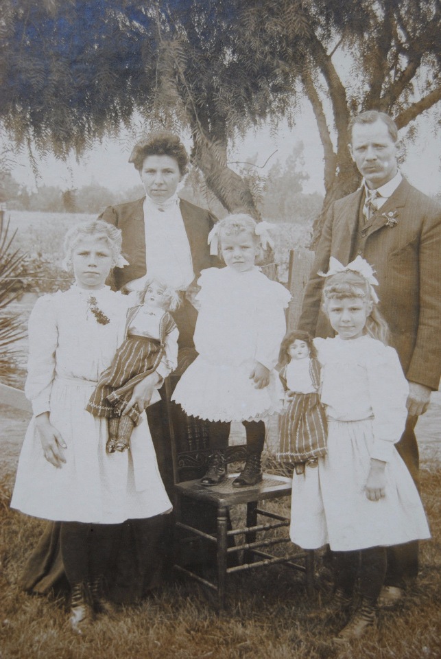 Cтаринные фотографии девочек с куклами