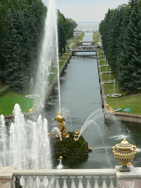 Тучи брызг моря.... Петергоф