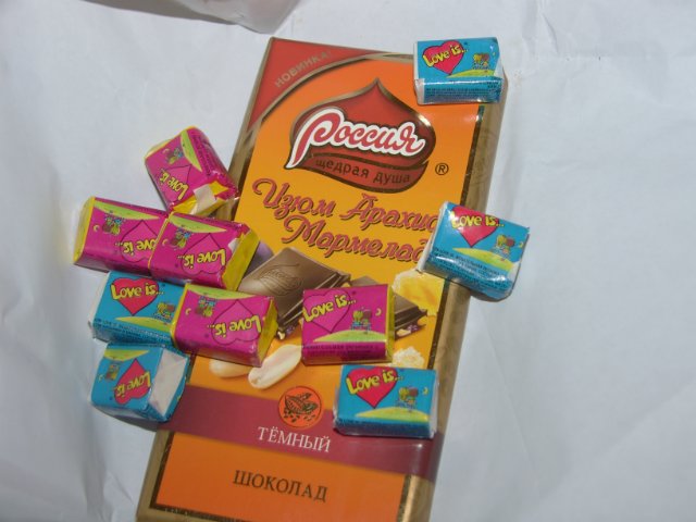 А у нас подарочки. Одежки для моей куколки