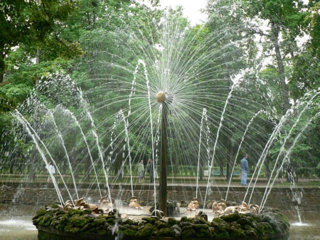 Тучи брызг моря.... Петергоф