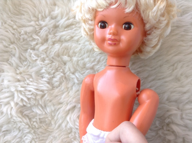 Помогите опознать куклу, на спине клеймо PEW, пластик, высота 35 см (фото 5)