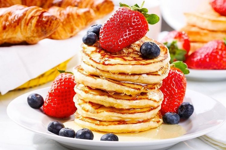 Вкусные у бабушки блинчики-оладушки. С маслом и с вареньем, со сметаной съем я