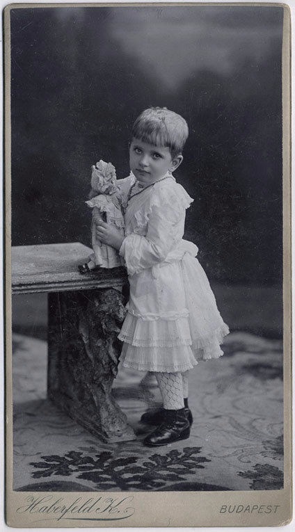 Cтаринные фотографии девочек с куклами