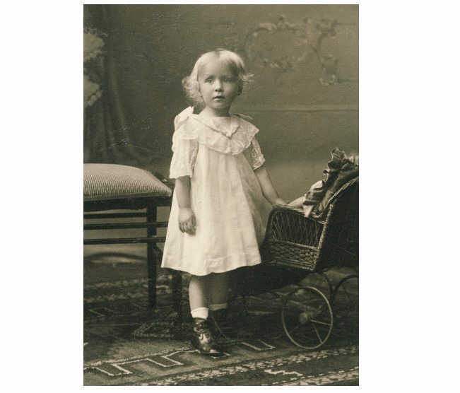 Cтаринные фотографии девочек с куклами