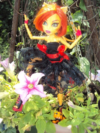 Monster High: Как две красавицы гулять в сад ходили