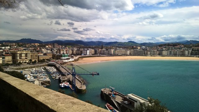 Пегий пёс, бегущий краем моря