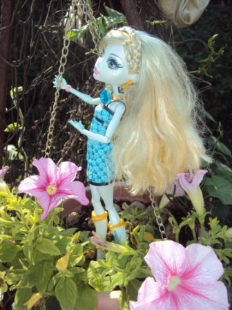 Monster High: Как две красавицы гулять в сад ходили