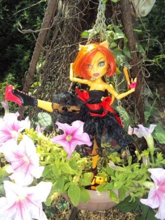 Monster High: Как две красавицы гулять в сад ходили