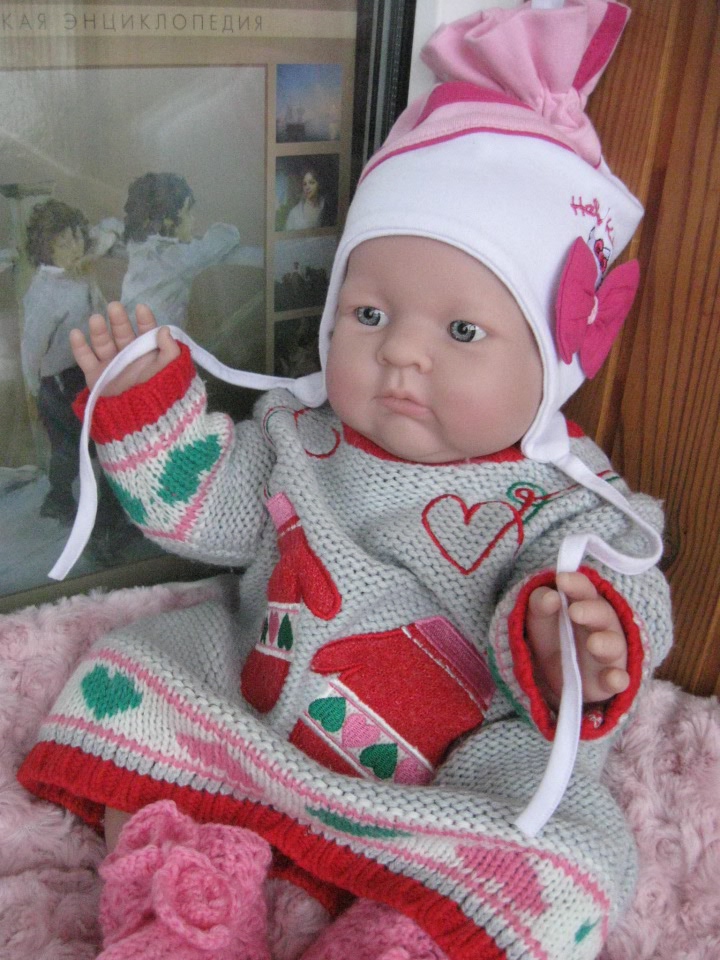 Маленькая Евочка любит наряжаться