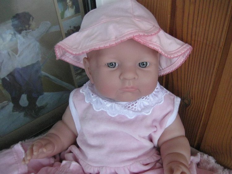 Маленькая Евочка любит наряжаться