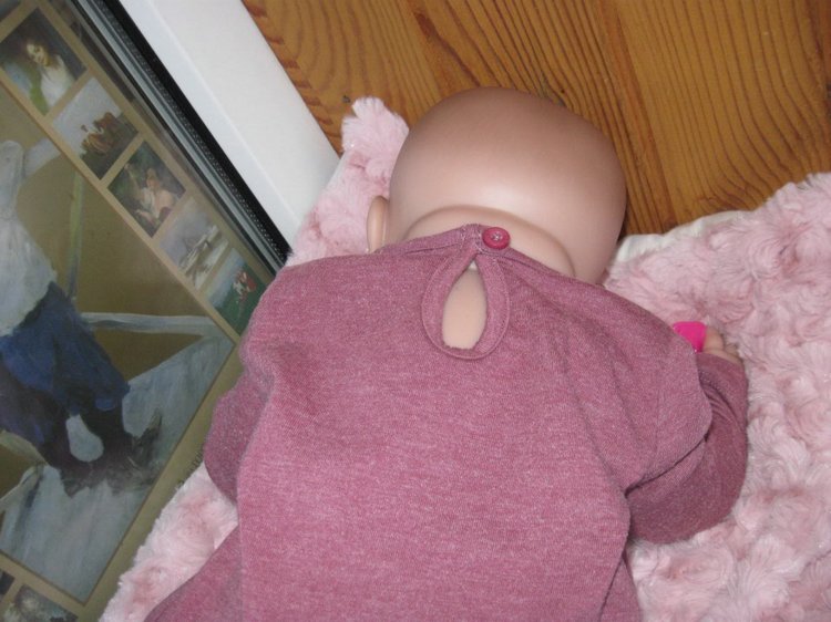 Маленькая Евочка любит наряжаться