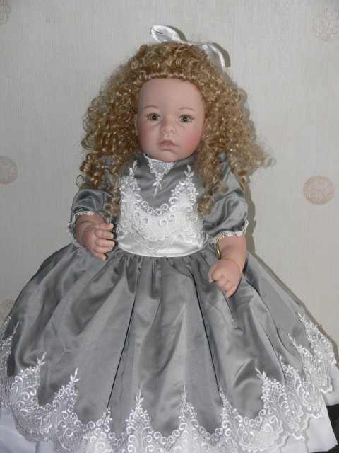 Необыкновенно красивая девушка Harvest Ball, Lee Middleton