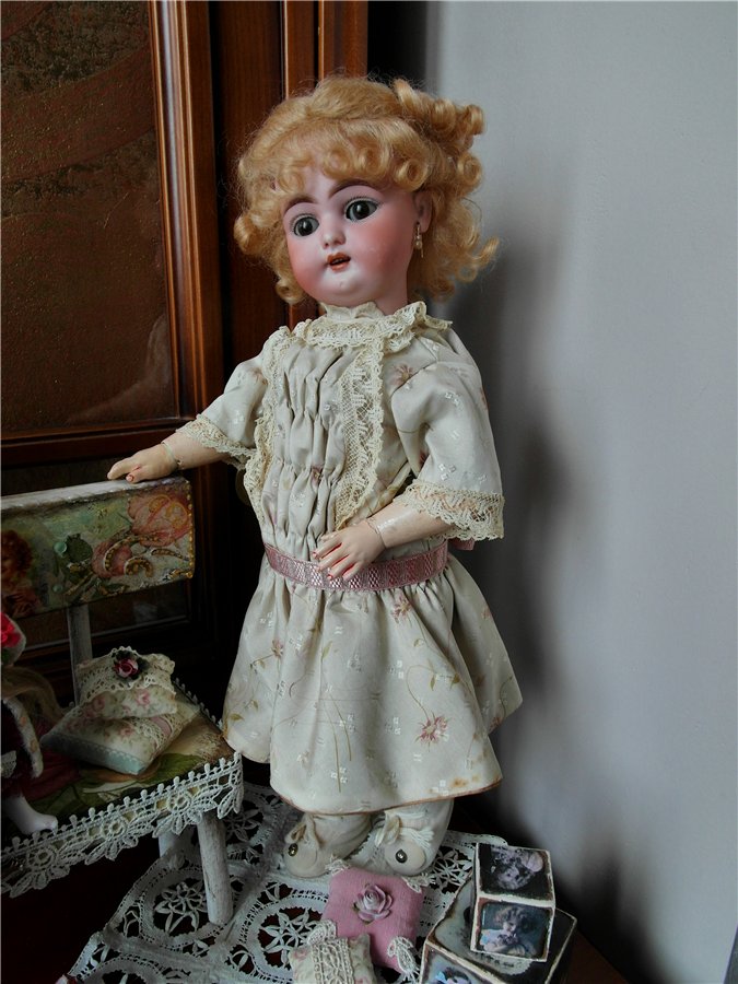 Как моя антикварочка с репликой подружились! А Ваши куколки так дружат