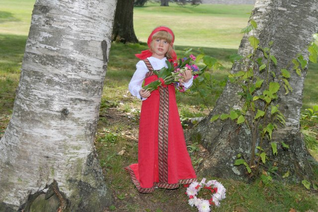 Мне березка нравится - ведь обе мы красавицы! Листья тихо шелестят, меж собою говорят