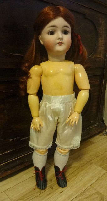 Задумчивая, скромная, тихая и строгая. Armand Marseille