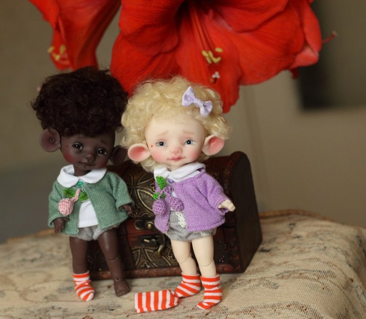 Маленькие мышки и большие прекрасные цветы