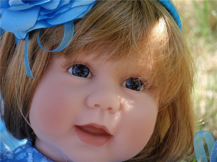 Чудеса с переодеванием продолжаются, моя Люсенька в голубом