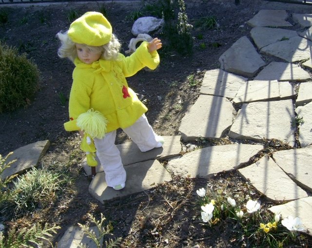 Прогулка с Элли - весенняя, солнечная, цветочная. Коллекционная кукла Hildegard Gunzel (фото 4)