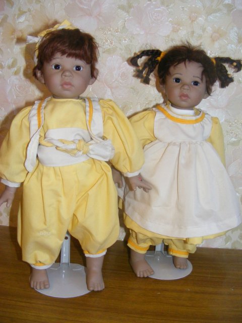 Хорошенькие братик и сестричка из серии Гармония. Художник Elisabeth Lindner