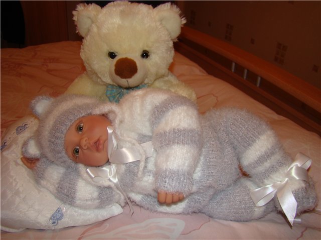 Тепло и уютно-вязанные костюмы для куклят (фото 8)