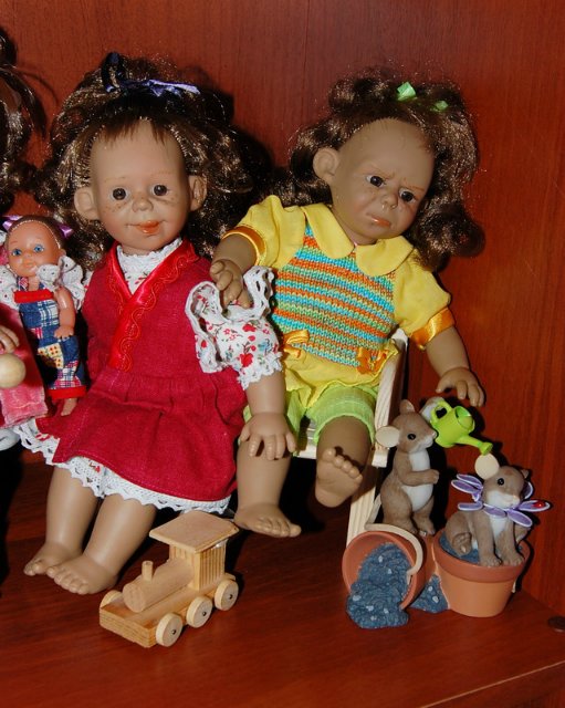 Куклы на полочке — Характерные испанские куклы: пупсы с мимикой