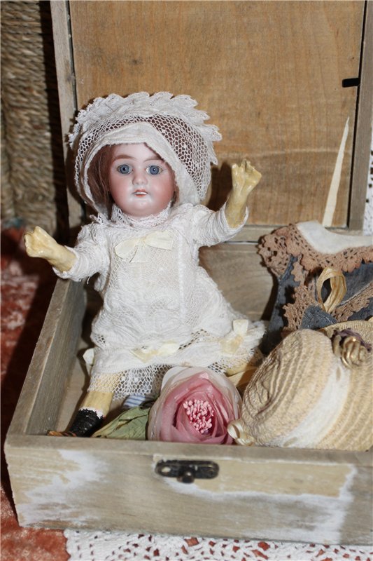 Новый наряд мигнонетт. Антикварная куколка Armand Marseille