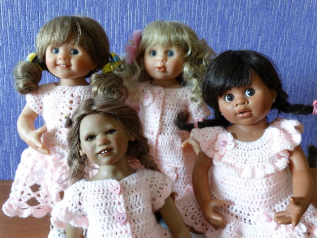 Розовые цветы или вязаные платья для любимых кукол