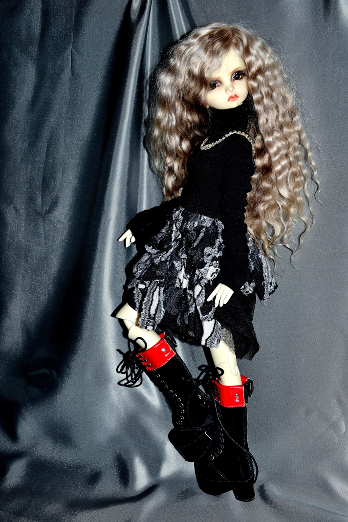 Моя серьёзная и непохожая на других BJD-девочка Aaron от Dollzone