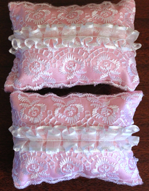 Двуспальная кровать для кукол