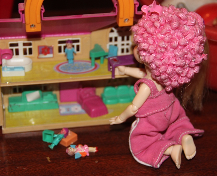 Ребенок всегда поможет разобрать игрушки (фото 5)